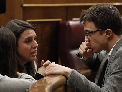 &Iacute;&ntilde;igo Errej&oacute;n habla con Irene Montero, su sustituta como portavoz de Podemos en el Congreso, hace 15 d&iacute;as.