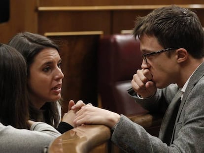 &Iacute;&ntilde;igo Errej&oacute;n habla con Irene Montero, su sustituta como portavoz de Podemos en el Congreso, hace 15 d&iacute;as.