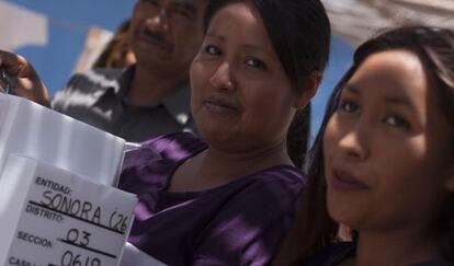 Miembros de la tribu seri, en Sonora reciben capacitación como funcionarios de casilla en 2009.