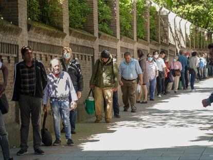 Personas esperando a recibir comida en el Comedor Social de las Hijas de la Caridad de Madrid