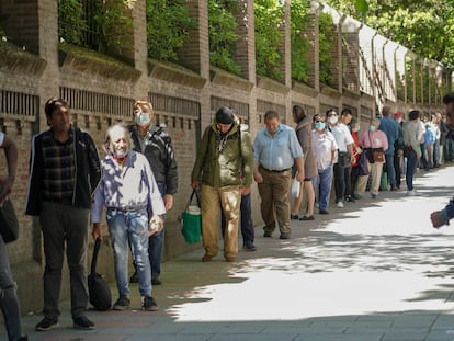 Cola para recibir una bolsa de comida en el Comedor Social de las Hijas de la Caridad de Madrid, en mayo de 2020.