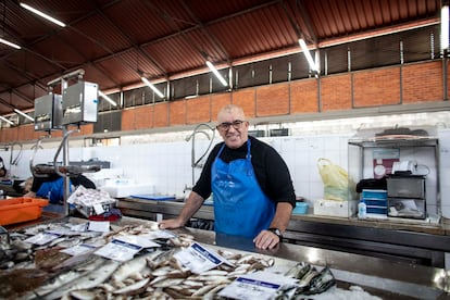 El pescador y vendedor Paulo Almeida Encarnacão, en el mercado de Olhão (Portugal), el pasado miércoles.