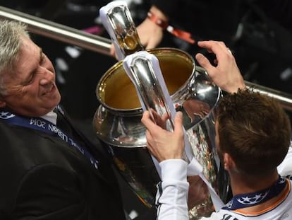 Ramos levanta a taça com Ancelotti.