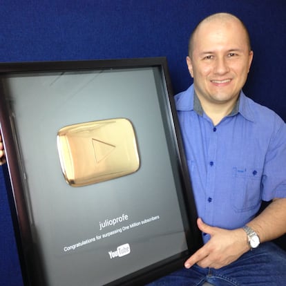 Julio Alberto Ríos, JulioProfe, con un premio otorgado por YouTube.