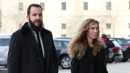 Borja Thyssen y su esposa, Blanca Cuesta, durante el funeral de la infanta Pilar de Borbón en Madrid, el 29 de enero de 2020. 