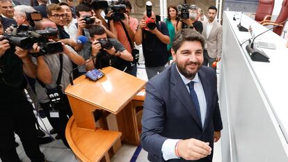 El candidato del Partido Popular para presidir Murcia, Fernando López Miras, tras la segunda y última sesión del debate de investidura, en la Asamblea Regional de Murcia, este jueves en Cartagena.