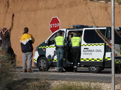 Controles a la salida de la 'rave' en La Peza (Granada), este miércoles.