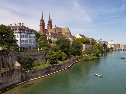 Vista de la catedral de Basilea y el río Rin desde el puente Wettsteinbrücke.