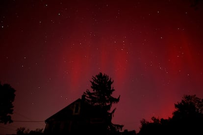 Las luces del norte iluminan este jueves un barrio que aún no cuenta con energía eléctrica tras el paso del huracán 'Helene' en Asheville, Carolina del Norte (Estados Unidos).