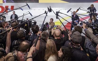 La canciller alemana Angela Merkel se dirige a los medios de comunicación tras una reunión de la CDU en Hamburgo.