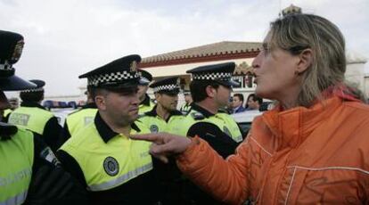 Un momento de la protesta contra el derribo de una decena de casas ilegales en Chiclana.