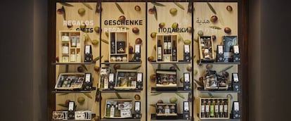 Escaparate con productos de La Chinata en su local de Madrid.