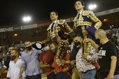 Manzanares y Roca Rey, a hombros en la cuarta de feria.