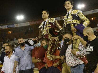 Manzanares y Roca Rey, a hombros en la cuarta de feria.