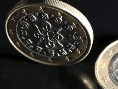 Una imagen muestra dos monedas de euro.