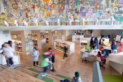 Mural a la Biblioteca Pilarin Bayés de Vic.