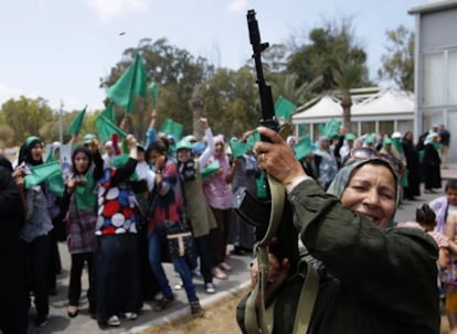 Un grupo de mujeres celebra la graduación con disparos al aire tras un curso militar en Trípoli