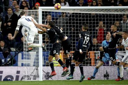 Sergio Ramos cabecea a gol el córner que le envía Kroos