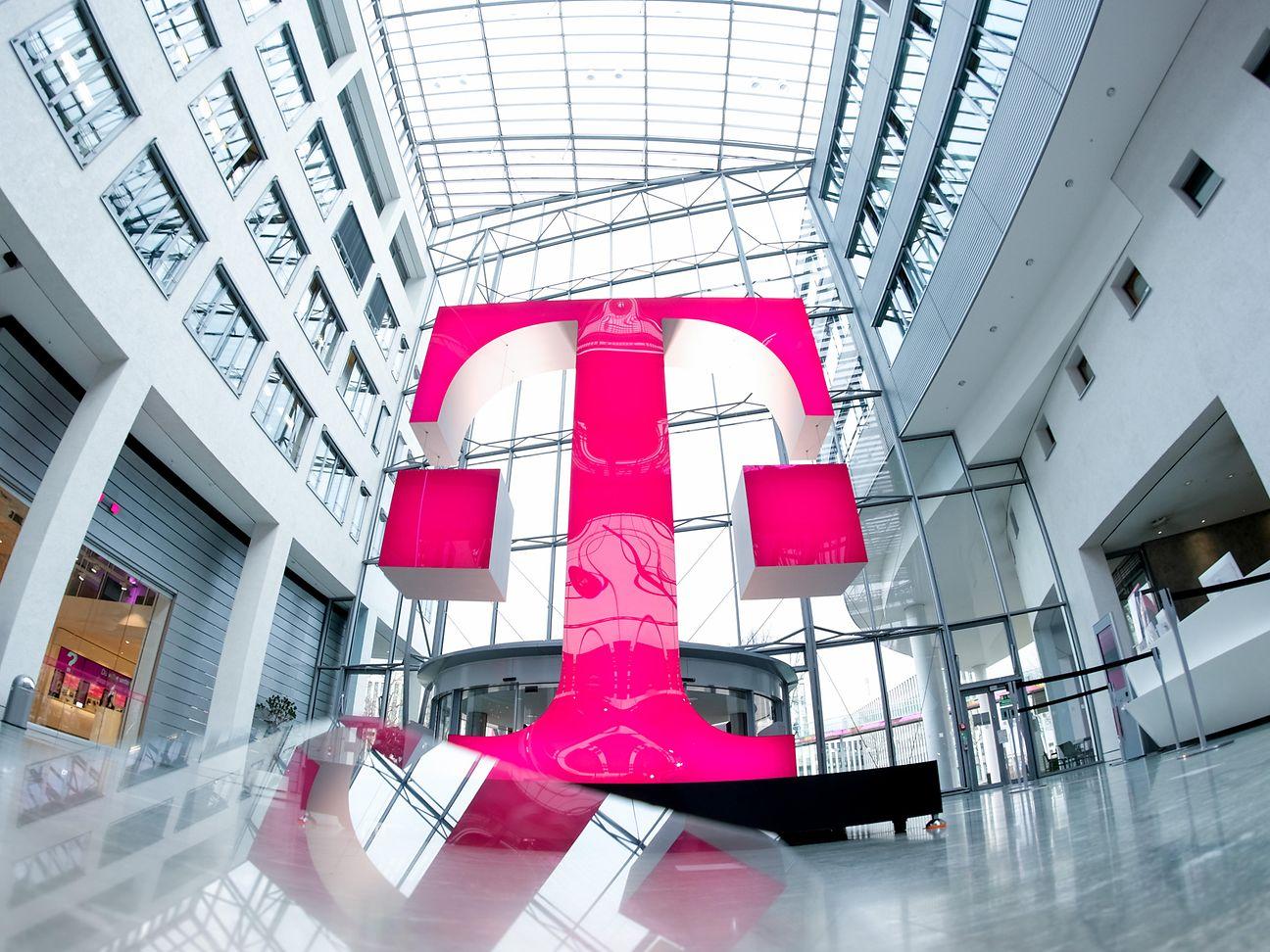 Deutsche Telekom reduce un 28% su beneficio trimestral pero mejora previsiones  