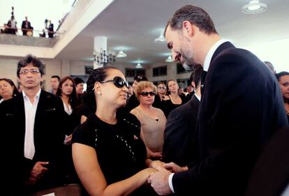 El príncipe Felipe de Borbón saluda a Rosa Virginia Chávez, hija del presidente venezolano fallecido el pasado martes.