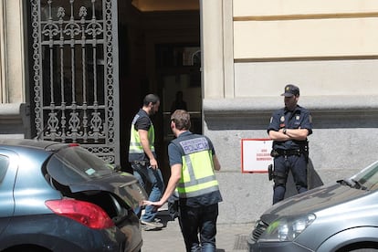 Policías en el proceso de registro de la sede de Gowex.