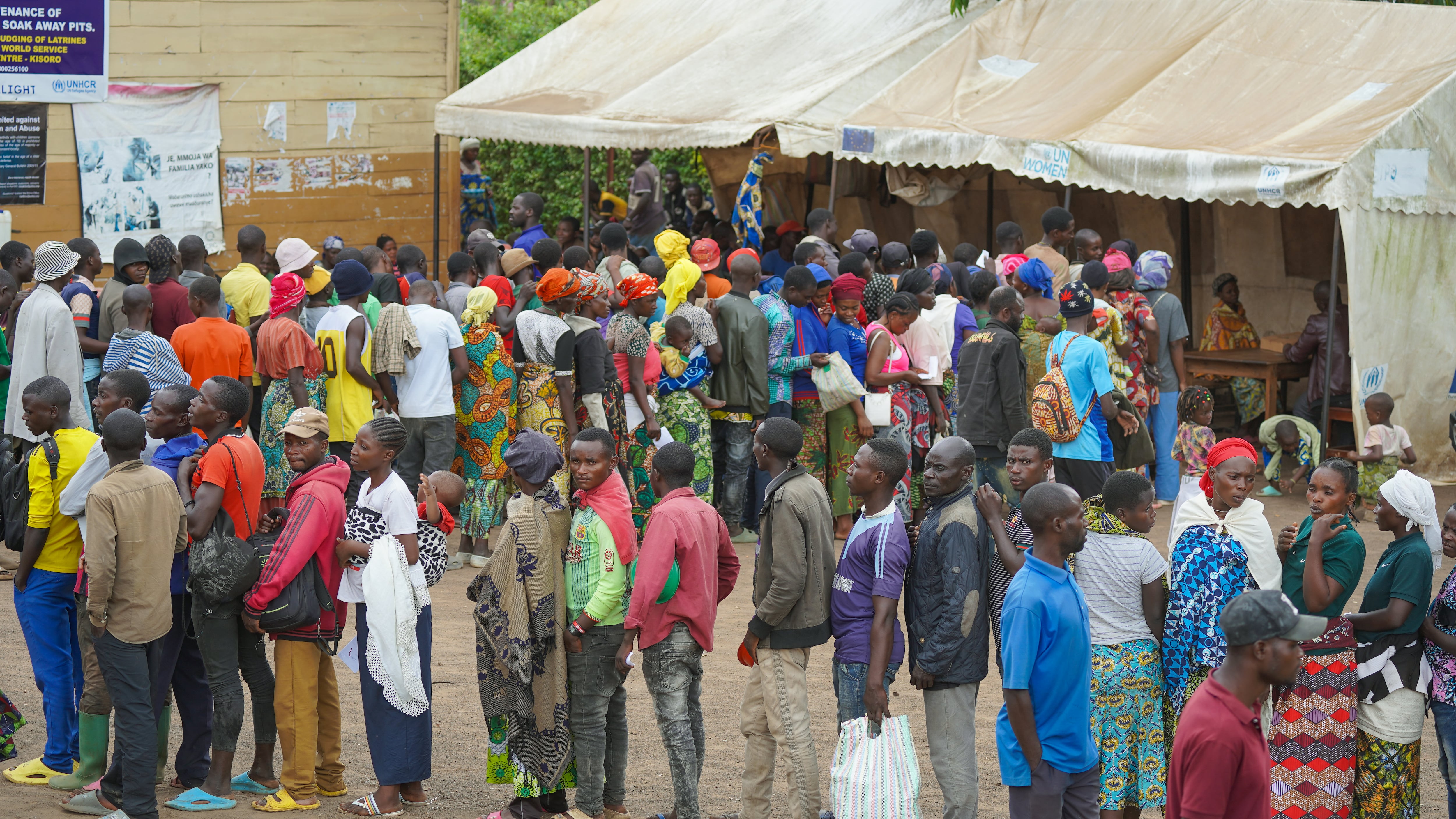 Refugiados congoleños recién llegados al centro de tránsito de Nyakabande, en el suroeste de Uganda, en marzo de 2025. El centro está desbordado, acoge seis veces más de desplazados de lo que permite su capacidad, por lo que escasean el agua y las instalaciones para el aseo personal están saturadas.