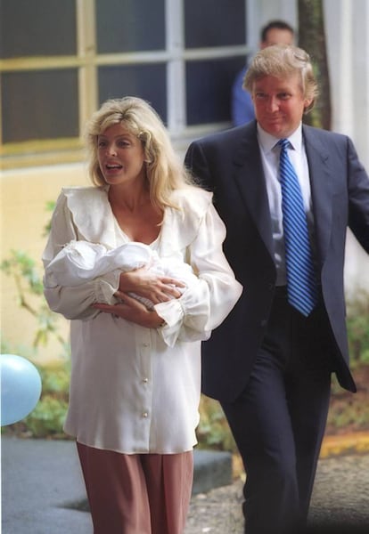 Trump, junto con su segunda mujer Marla Maples, abandonan el hospital St. Mary en Palm Beach después de nacer su hija Tiffany, el 14 de octubre de 1993.