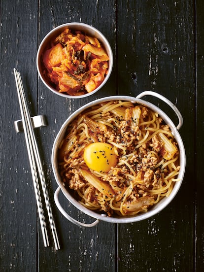 Ramen de kimchi, col fermentada muy especiada, receta del interior de El arte del ramen. 80 boles y caldos sencillos, de Makiko Sano (Editorial Cinco Tintas).