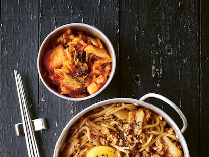 Ramen de kimchi, col fermentada muy especiada, receta del interior de El arte del ramen. 80 boles y caldos sencillos, de Makiko Sano (Editorial Cinco Tintas).