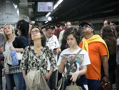 Usuarios del servicio de Rodalies consultan las pantallas informativas de Renfe en la estación de Sants, en una imagen de archivo.