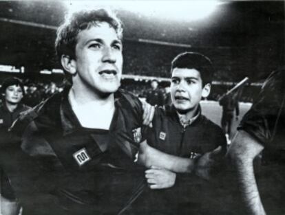 Guardiola pide un autógrafo a Víctor Muñoz tras un duelo de 1986.