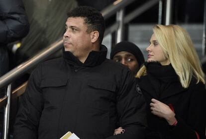 El histórico delantero Ronaldo Nazario presenció el partido entre el PSG y el Chelsea en el Parque de los Príncipes de París junto a su novia Celina Locks.