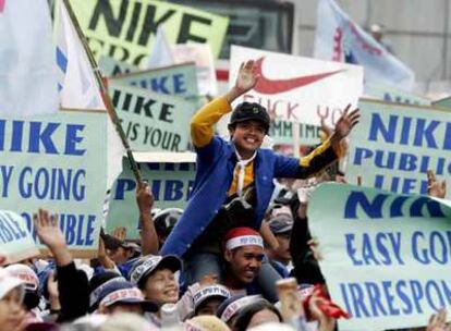 Trabajadores indonesios protestan en Yakarta contra la multinacional estadounidense Nike.