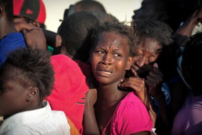 Mujeres haitianas hacen cola para recibir ayuda en Puerto Príncipe tras el terremoto de enero del año pasado.