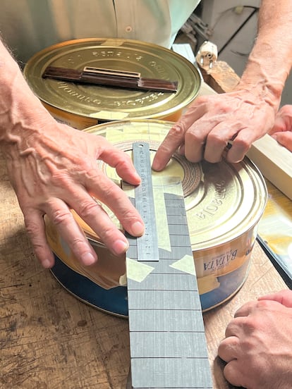 Domínguez, en el proceso de construcción de una guitarra dulce en Granada.