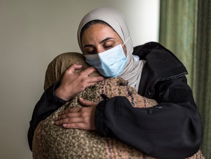 Una traductora de Médicos sin fronteras abraza a Raghda, una expaciente de la ONG en Hebrón. 