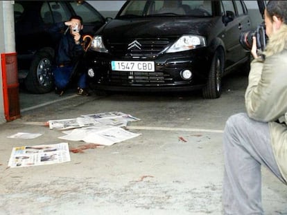 Periodistas en el escenario del crimen del garaje de la calle Rosalía de Castro de Vigo, en 2004.