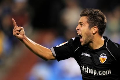 Jordi Alba celebra el gol conseguido en La Romareda.