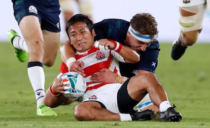 El japonés Yutaka Nagare (i) y el escocés Jamie Ritchie, en una acción del partido.