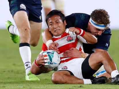 El japonés Yutaka Nagare (i) y el escocés Jamie Ritchie, en una acción del partido.