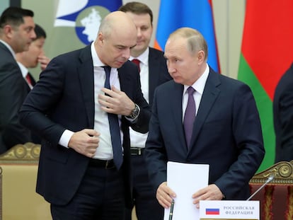 El ministro de Finanzas ruso, Anton Siluanov (a la izquierda), conversa con el presidente, Vladímir Putin, en 2019.