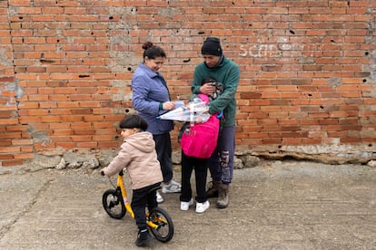 13/3/2025. Sebastián Cardona y su familia, a la salida del colegio.