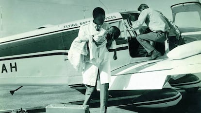 Un doctor de Flying Doctors evacúa a un niño en un avión hacia un hospital en los años 60, al inicio de la organización.