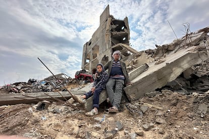 Mohamed Jamis Sawafiri, y su hijo frente a su casa destrozada, en el barrio de Zeitún de la ciudad de Gaza. 
