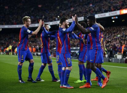 Los jugadores del Barcelona celebran con Samuel Umtiti su gol.