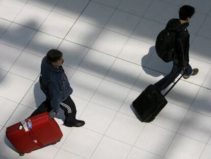 Dois passageiros chegam ao aeroporto de Havana.