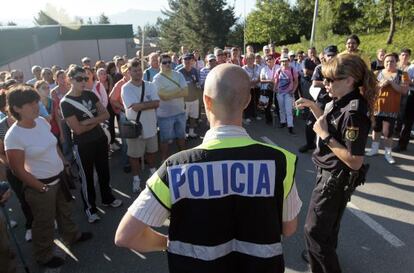 La policia cientifica organiza un rastreo en grupo cerca de Pontevedra en agosto de 2010.