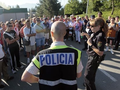 La policia cientifica organiza un rastreo en grupo cerca de Pontevedra en agosto de 2010.