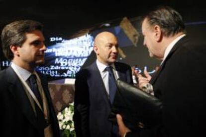 El secretario de Estado de Comercio de España y Presidente de ICEX España Exportación e Inversiones, Jaime Garcia-Legaz (c) habla con una participante en el evento en la inauguración del Foro de Inversiones y Cooperación Empresarial España-Chile, en Santiago de Chile (Chile).