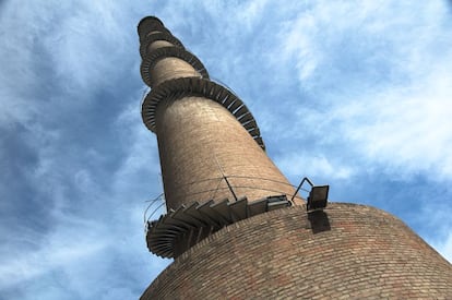 Las chimeneas industriales se alzan en Terrassa (Tarrasa), en Barcelona, como gigantes recuerdos de su pasado laboral. A principios del siglo XX aparecieron un buen número de fábricas de ladrillos para atender al crecimiento de la construcción. Entre ellas, la Bóbila Almirall, de la mano de Mariá Masanas Ribas. Su singularidad reside en la escalera exterior que rodea su tubular cuerpo. Gracias a ella y a sus 63 metros entró en el Guiness de los Récords como la chimenea con la escalera de caracol más alta del mundo.